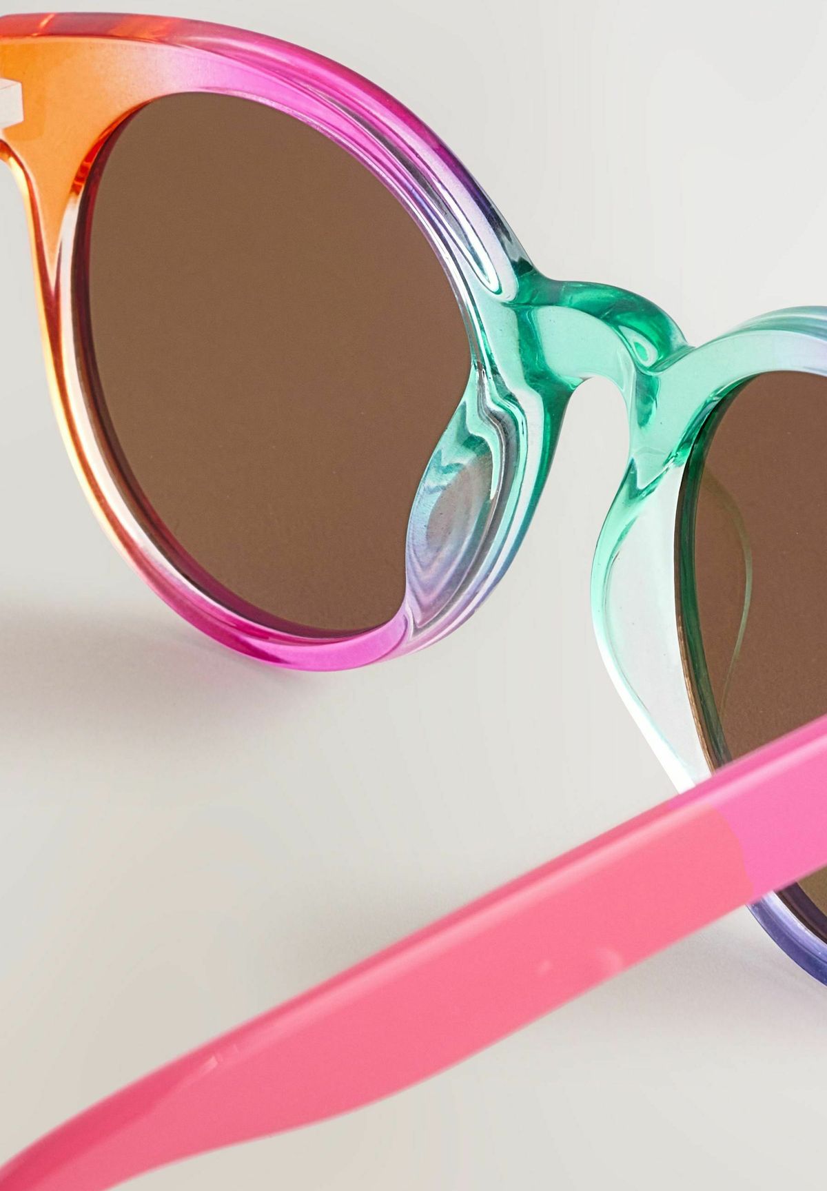 Lunettes sur fond bleu