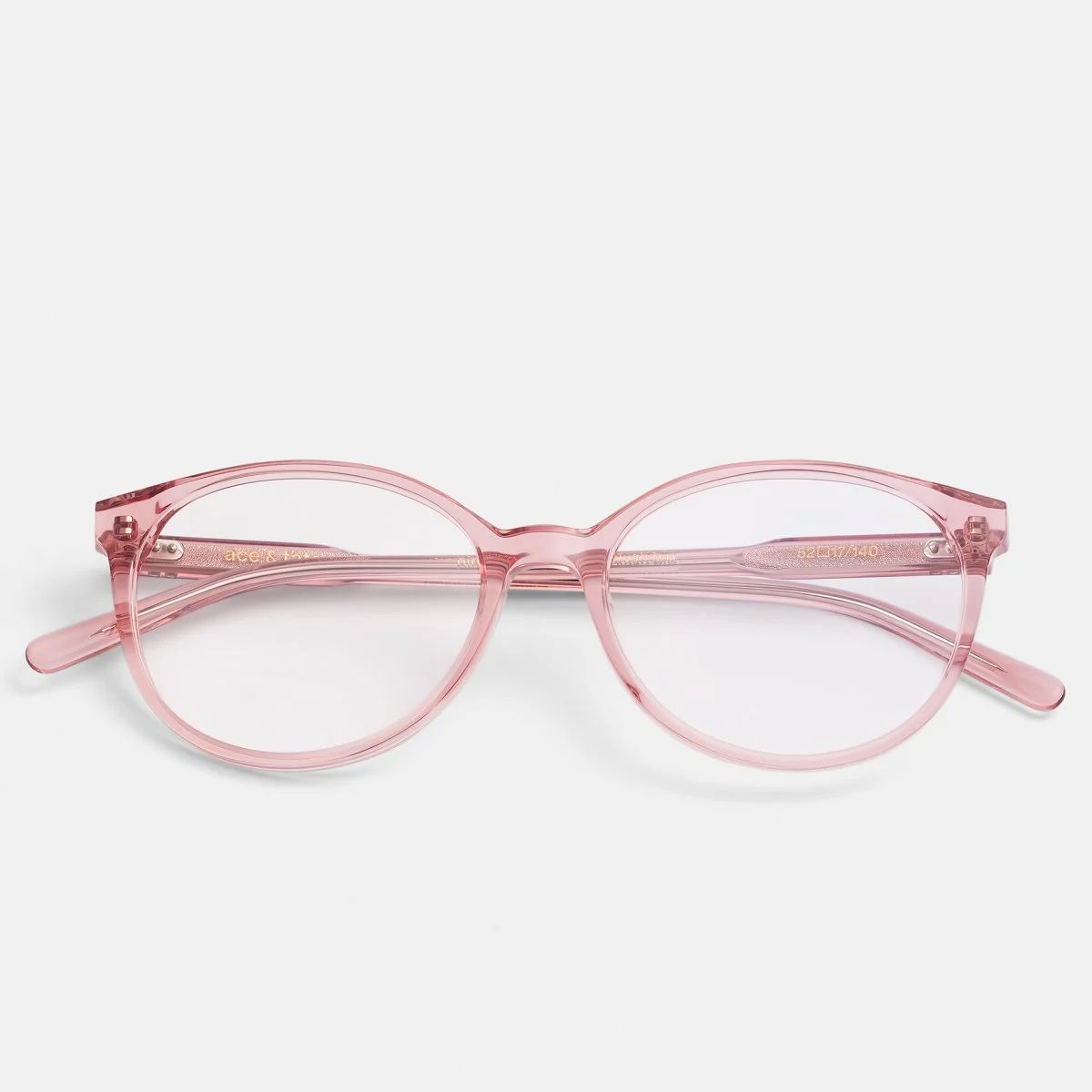 Lunettes roses sur fond rose